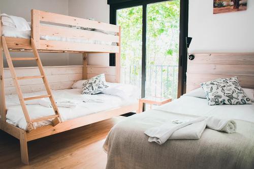 Poschodová posteľ alebo postele v izbe v ubytovaní Latas Surf Lodge