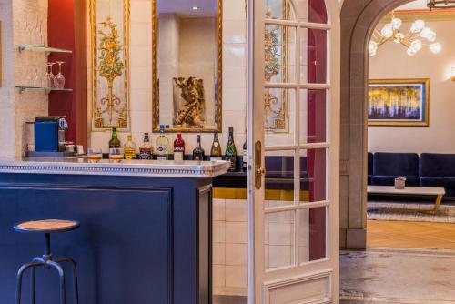 eine Bar mit einer blauen Theke und einem Barhocker in der Unterkunft Paris France Hotel in Paris