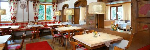 jadalnia ze stołami i krzesłami w restauracji w obiekcie Gasthof Birkenhof w mieście Althütte