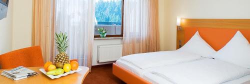 una camera con un letto e un cesto di frutta su un tavolo di Gasthof Birkenhof a Althütte