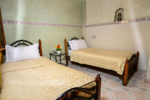 Cama o camas de una habitación en Hôtel Faouzi