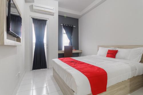 Gulta vai gultas numurā naktsmītnē RedDoorz Apartment @ Dramaga Tower