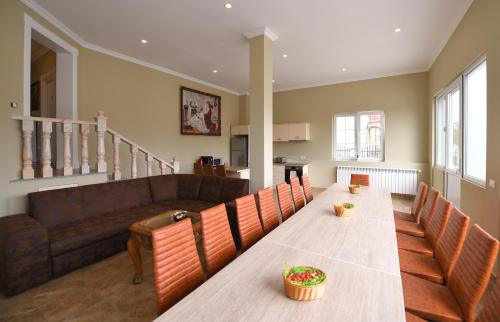 a living room with a long table and a couch at Absolut Residence Hateg in Haţeg