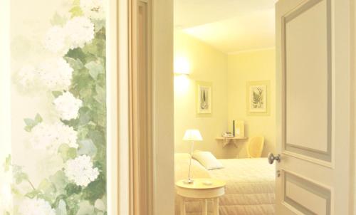 セストリ・レヴァンテにあるVilla Agneseのベッドルーム1室(ベッド1台付)、