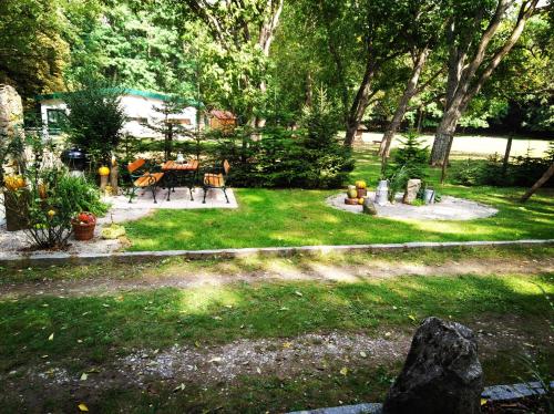 a garden with a table and chairs in the grass at Ferienhäuschen Gruber in Loosdorf