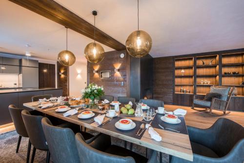 a dining room with a long table and chairs at Nidus Luxury Apartments in Lech am Arlberg