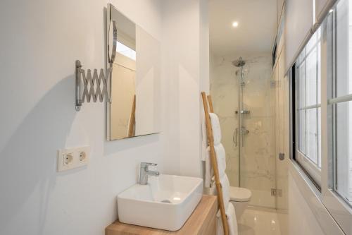 y baño blanco con lavabo y ducha. en iloftmalaga Victoria 43, en Málaga