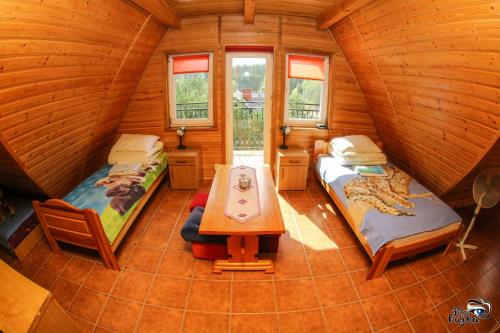 an overhead view of a bedroom in a log cabin at Zajazd u Lecha Pokoje Sucha Rzeczka ul Rowerowa 7 Kuchnia Regionalna i Lytewska in Sucha Rzeczka