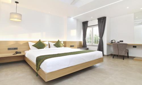 Cama o camas de una habitación en Treebo City Inn, Satara
