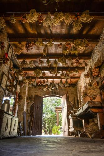 a room with an open door to a room with a roomngthngthngthngth at Enagron Ecotourism Village in Axós