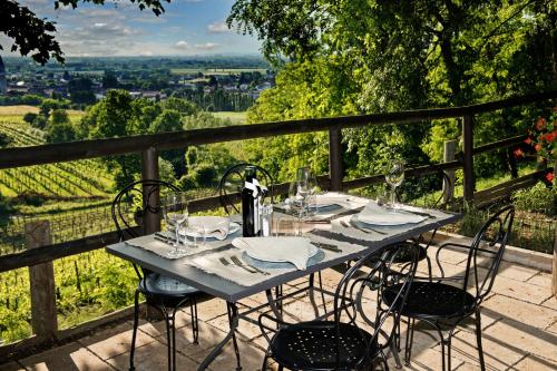un tavolo blu con sedie e bicchieri su un balcone di Castello di Buttrio a Buttrio