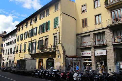 um grupo de motociclos estacionados em frente a um edifício em Luxury central flat river view em Florença
