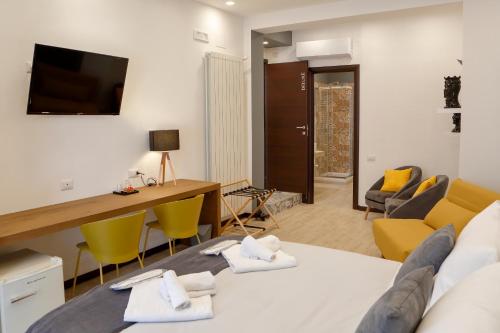 Телевизор и/или развлекательный центр в LUSSUOSAMENTE Luxury B&B