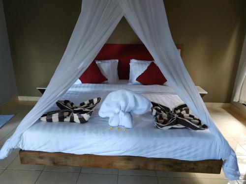 ein Schlafzimmer mit einem Himmelbett in der Unterkunft Villa di Amed in Amed