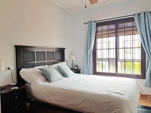 Un dormitorio con una cama grande y una ventana en Calle Carlos Primero, Roda, en Roda