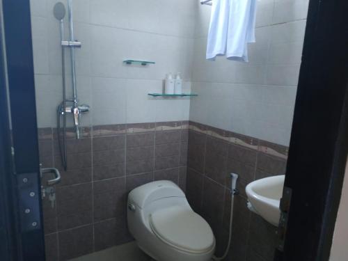 ein Badezimmer mit Toilette und Waschbecken in der Unterkunft Villa di Amed in Amed