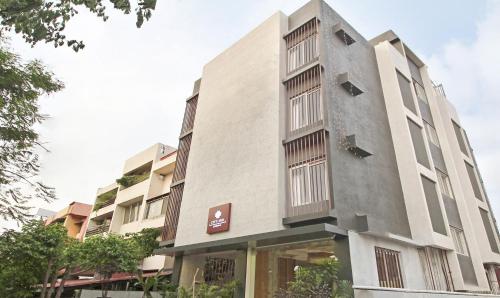 un bâtiment avec un panneau sur son côté dans l'établissement Treebo Trend City Inn Satara, à Satara