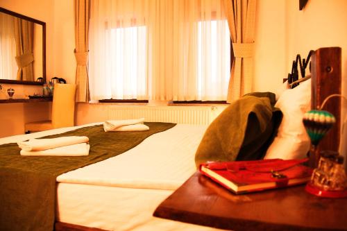 Una cama o camas en una habitación de Kufe Hotel