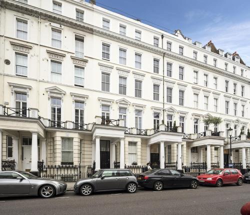 ロンドンにあるSomerset Court Kensington Apartmentsの白い大きな建物