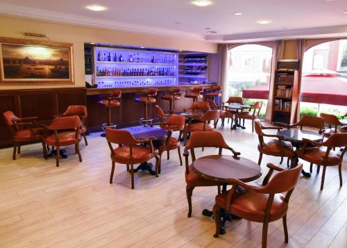 un restaurant avec des tables et des chaises ainsi qu'un bar dans l'établissement Topkapi Inter Istanbul Hotel, à Istanbul
