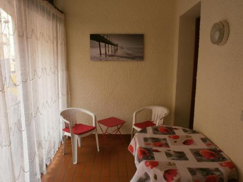 - une chambre avec un lit, deux chaises et une jetée dans l'établissement Studio n°2 avec terrasse, agréable, bien situé, à Amélie-les-Bains-Palalda