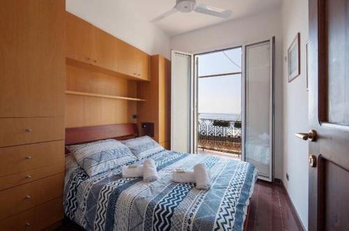 a bedroom with a bed with two towels on it at Orizzonte sul mare in Monterosso al Mare
