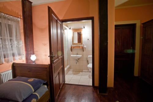a bedroom with a bathroom with a toilet and a sink at Dwór na Wichrowym Wzgórzu in Przybysławice