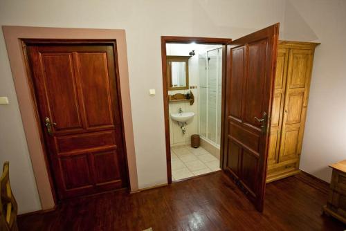 a bathroom with a sink and a shower and a toilet at Dwór na Wichrowym Wzgórzu in Przybysławice