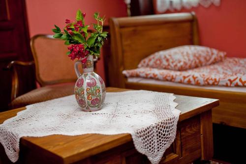a vase with flowers in it sitting on a table at Dwór na Wichrowym Wzgórzu in Przybysławice