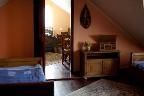 a bedroom with a staircase and a room with a mirror at Dwór na Wichrowym Wzgórzu in Przybysławice