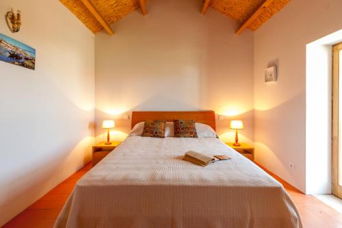 ein Schlafzimmer mit einem großen Bett mit zwei Lampen in der Unterkunft Casa da Praia em Valadares in Vila Nova de Gaia
