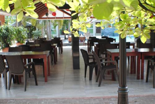 a row of tables and chairs in a restaurant at Joah Inn Appartementen in Paramaribo