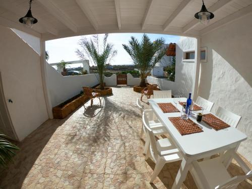 Habitación con mesa, sillas y patio. en Apartamento Playa de la Concha, en Cotillo