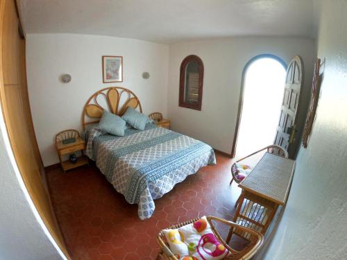 1 dormitorio con 1 cama y 1 silla en Apartamento Playa de la Concha, en Cotillo