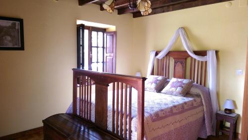 蓬特維耶斯戈的住宿－Entre Puentes，一间卧室配有一张婴儿床