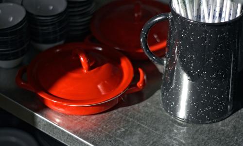 an orange bowl and a pitcher on a counter at Mas Basico Hotel in Veracruz