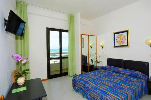una camera con letto e vista sull'oceano di Hotel Borgo Marina a Rodi Garganico