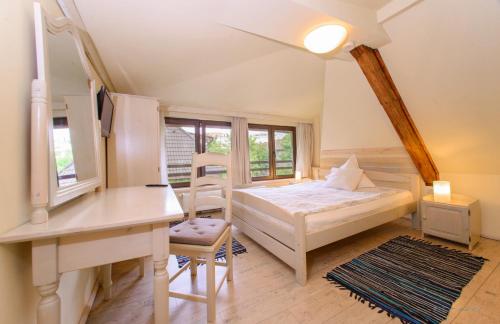 Un dormitorio con una cama y un escritorio y un escritorio. en Mango Rooms, en Brasov