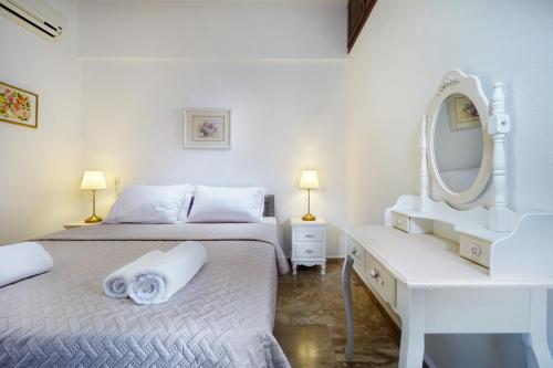 A bed or beds in a room at Golden Sea Villa