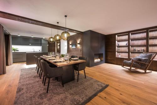 a dining room with a long table and chairs at Nidus Luxury Apartments in Lech am Arlberg