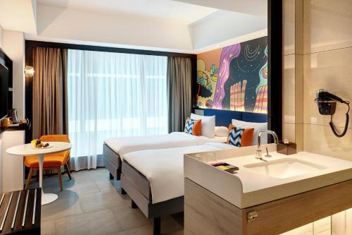 Tempat tidur dalam kamar di ibis Styles Jakarta Tanah Abang