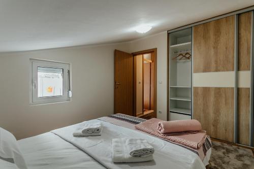 um quarto com uma cama com duas toalhas em Boka View em Igalo