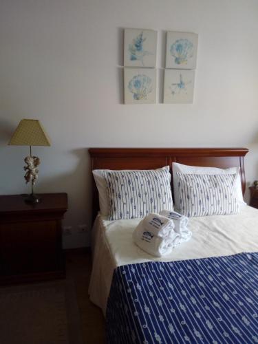 ナザレにあるMar Salgadoのベッドルーム1室(青と白の掛け布団付きのベッド1台付)