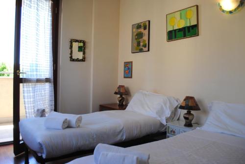 1 dormitorio con 2 camas y ventana en Bnbook - Volta Fiera Milano en Rho