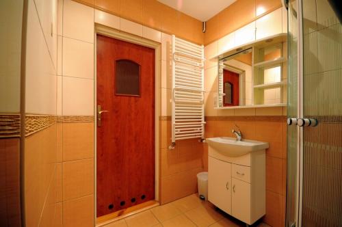 Vonios kambarys apgyvendinimo įstaigoje Apartament z Widokiem na Morze