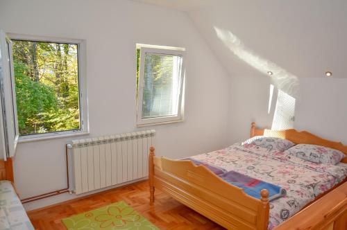 A bed or beds in a room at Vila Savinka