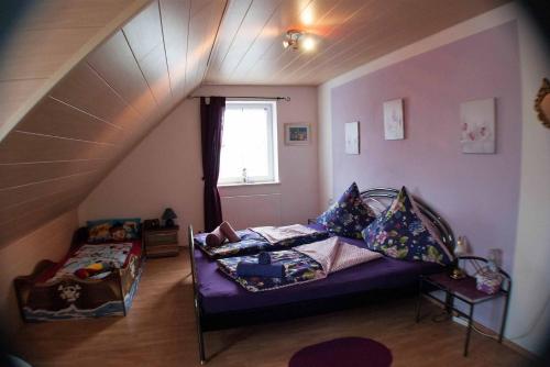 a living room with a purple couch and a window at Ferienwohnung Finningen in Finningen