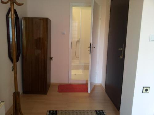 um corredor com um chuveiro e uma porta para uma casa de banho em The House Next to the Beach em Sozopol