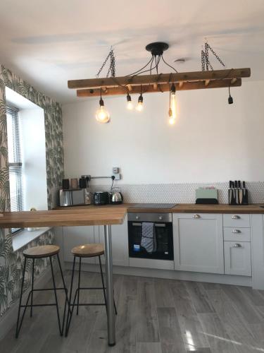 Dapur atau dapur kecil di High St. Hideout