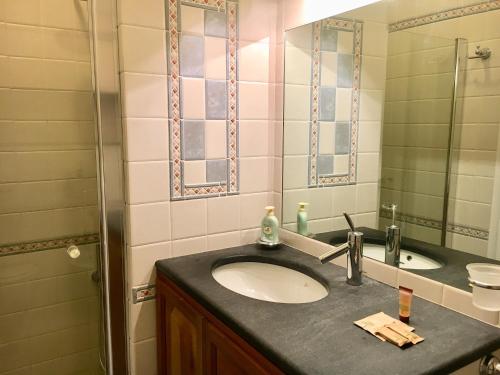 a bathroom with a sink and a mirror at La casetta di Monterosso in Monterosso al Mare